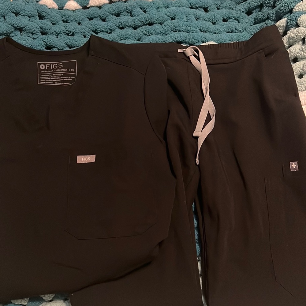 NWOT XS FIGS black scrub set